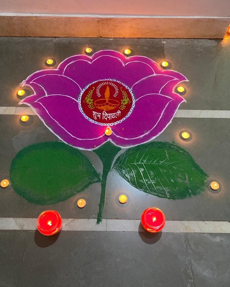 Ganpatsinhv's tweet photo. પરિવારસહ દિવાળીના શુભ પર્વે દીપ પ્રાગટ્ય કર્યું. રંગોળીના રંગ અને દીપના તેજ દ્વારા મન મંગલમય થઈ ગયું. આપ સર્વના જીવનમાં દિવાળી અનેરો ઉત્સાહ, સમૃદ્ધિ અને શાંતિ અર્પે તેવી પ્રભુ પરમાત્માને પ્રાર્થના: ગણપતસિંહ વસાવા https://t.co/a3Sw8BjUF8