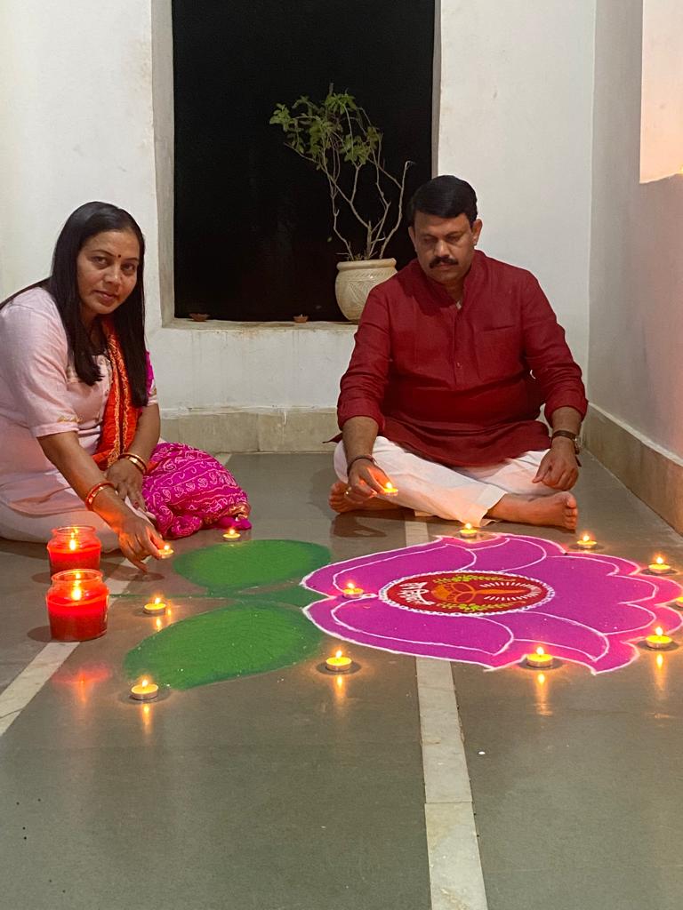 Ganpatsinhv's tweet photo. પરિવારસહ દિવાળીના શુભ પર્વે દીપ પ્રાગટ્ય કર્યું. રંગોળીના રંગ અને દીપના તેજ દ્વારા મન મંગલમય થઈ ગયું. આપ સર્વના જીવનમાં દિવાળી અનેરો ઉત્સાહ, સમૃદ્ધિ અને શાંતિ અર્પે તેવી પ્રભુ પરમાત્માને પ્રાર્થના: ગણપતસિંહ વસાવા https://t.co/a3Sw8BjUF8