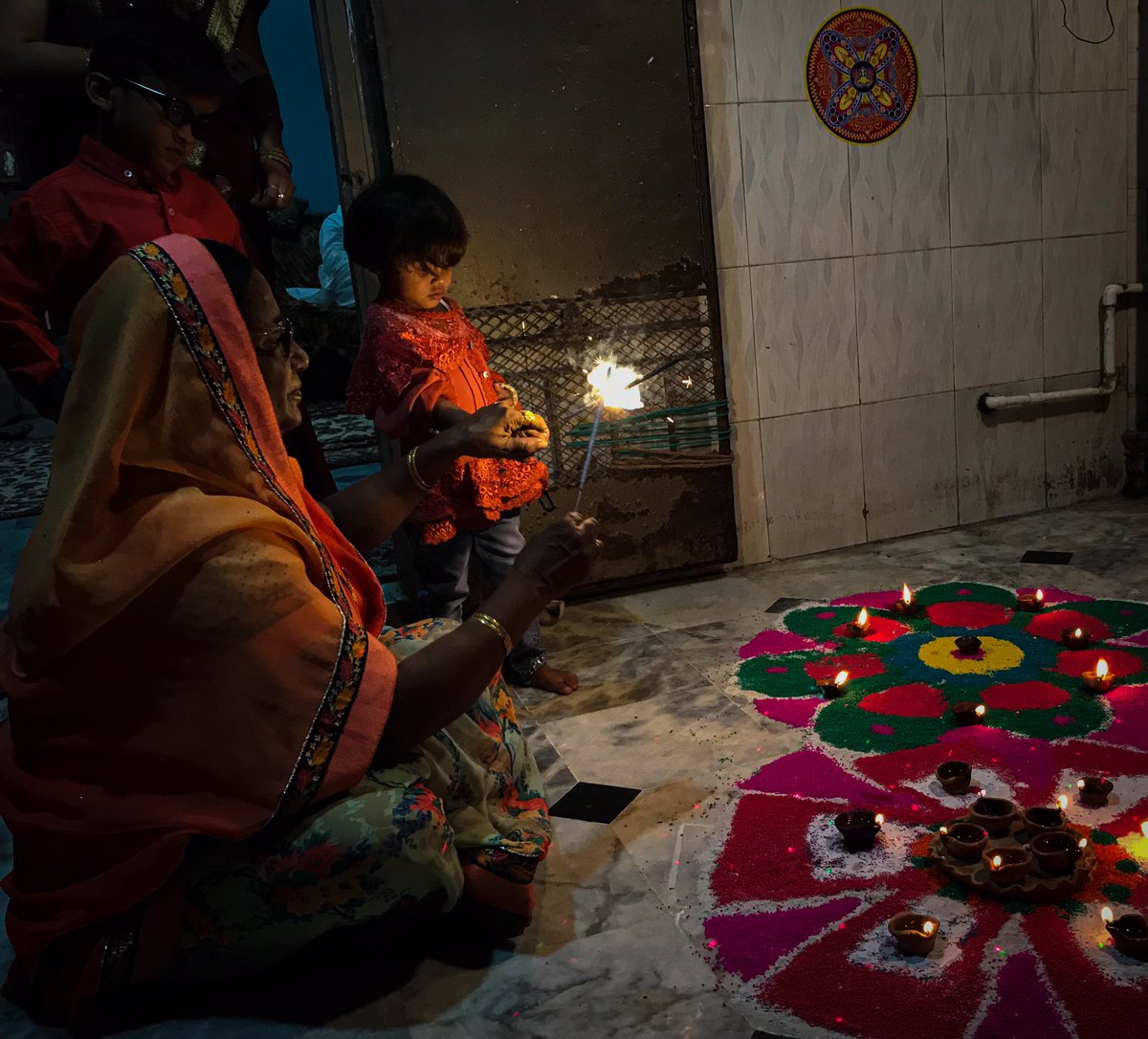 everydaykarachi's tweet photo. Happy Diwali ✨
Rukmani jee, who lives adjacent to the Shree Swaminarayan Hindu Temple, celebrates Diwali with her grandchildren.

Text and photo by @rabiamush 

#EverydayKarachi #EverydayEverywhere #Karachi #Pakistan #EverydaySouthAsia #karachidaily https://t.co/Gaoa8KSgTZ