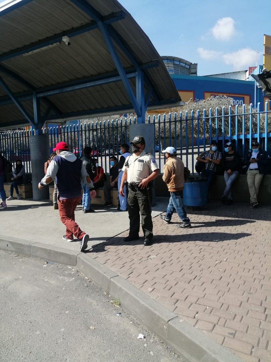 PoliciaEcuador's tweet photo. SEGURIDAD Y COMPROMISO🚔

✔️En varios sectores de #UIO, realizamos patrullajes preventivos en puntos estratégicos, con la finalidad de evitar hechos delictivos.

#EstadoDeExcepción 
#PlanRescateEcuador https://t.co/9CfDryVUeS