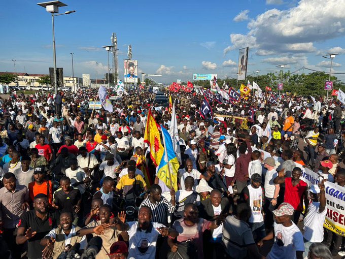 MikeNyakeru's tweet photo. C’est si beau de voir une population qui témoigne son amour à son Président. Belles images… les supporters apprécieront sûrement. https://t.co/mJzEnebMB2