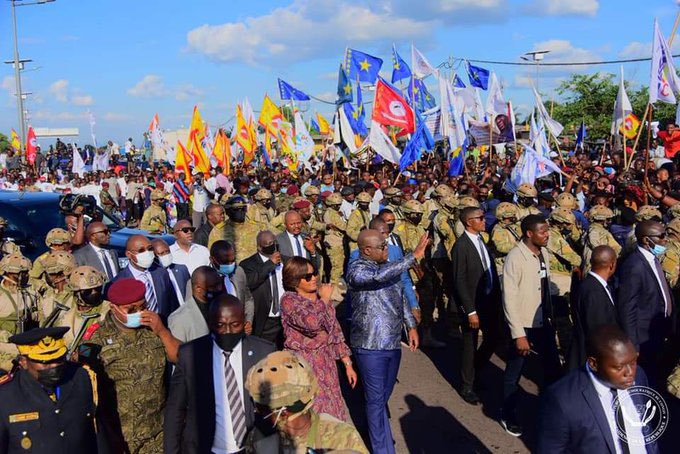 MikeNyakeru's tweet photo. C’est si beau de voir une population qui témoigne son amour à son Président. Belles images… les supporters apprécieront sûrement. https://t.co/mJzEnebMB2