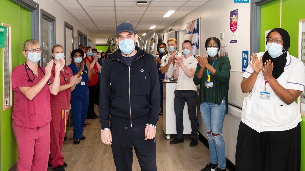 We also said goodbye to a total #RehabLegend after 300 days in hospital. 😱 After being admitted last Xmas w/ COVID, spending his 40th in hospital, a long ICU stay and trache wean, we got to see him walk out (unaided!). An incredibly rewarding day for the whole MDT! <a href="/PhysioQEH/">PhysioQEH</a>