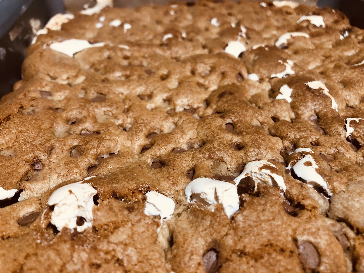 TartsTraybakes's tweet photo. Who likes the look of our S’mores? What are S’mores? They’re a layer of choc chip cookie bar with marshamallow in between with a layer of choc chip cookie bar on top! These are part of our Bonfire Night Treat Box order the remaining few from https://t.co/07X7KNzS5X #BonfireNight https://t.co/07HGgnAPFP