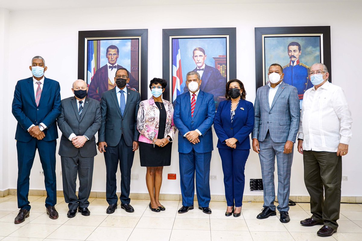 #Hilo 1/2 

La Comisión Organizadora anunció hoy la continuación del #ConcursoParaDocentes2021 del MINERD, según lo establecido en la norma que lo rige, en compañía de la Mesa de Observadores y con apoyo técnico experto.