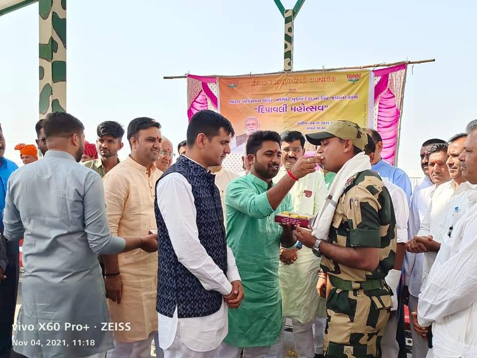 inareshthakor's tweet photo. "सेवा ही संगठन"
આજ રોજ દિવાળીના પાવન પર્વ નિમિત્તે #BJYM બનાસકાંઠા જિલ્લા દ્વારા નડાબેટ ભારત-પાકિસ્તાન બોર્ડર પર આપણા વીર જવાનો સાથે દિવાળીના પાવન પર્વની ઉજવણી કરવામાં આવી.ત્યારબાદ બોર્ડર પરની અંબાજી(BOP) પોસ્ટ પર જઈ જવાનો સાથે જવાનોના હાથનું ભોજન કરવાનો અવસર પ્રાપ્ત થયો
#Diwali https://t.co/o1SG87En8p