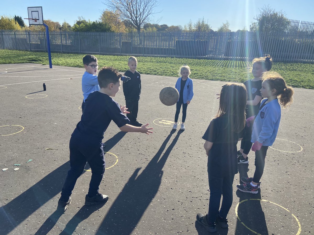 MrsCavanagh1's tweet photo. Team games today during P.E. #workingcooperatively https://t.co/bk7ydb6hsW