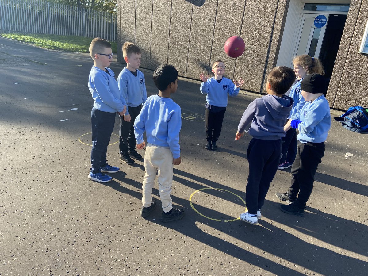 MrsCavanagh1's tweet photo. Team games today during P.E. #workingcooperatively https://t.co/bk7ydb6hsW