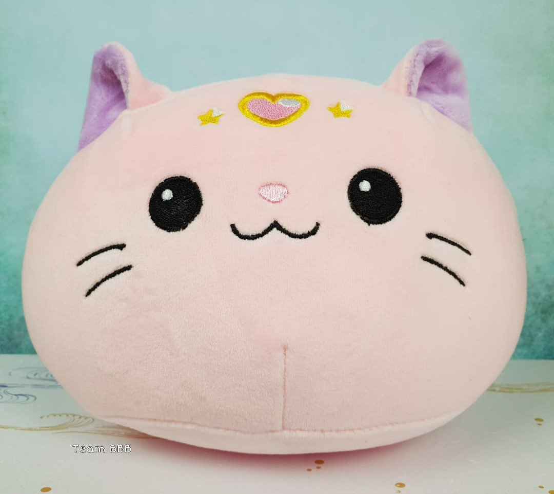 TeamBBB123's tweet photo. How ADORABLE is this nyan nyan plushie exclusively from Yume Twins?!??!

Its SO soft and squishy too 😍

#nyan #nyannyan #cat #kitty #kittycat #plush #plushie #kawaii #YumeTwins #japanesesubscriptionbox #japanese #japan #subscriptionbox #fromjapan #exclusive @YumeTwins https://t.co/UTLhW0DT8y
