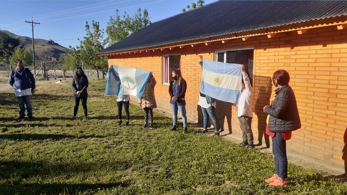 mineducacionqn's tweet photo. #PiloLil | Mientras crece el sueño de ampliación de la escuela, los acuerdos locales con la Comisión de Fomento de Pilo Lil, las familias, y las y los docentes, nos permiten realizar acciones para que los niños y niñas no pierdan el vínculo pedagógico. https://t.co/qtaGtwx1d5
