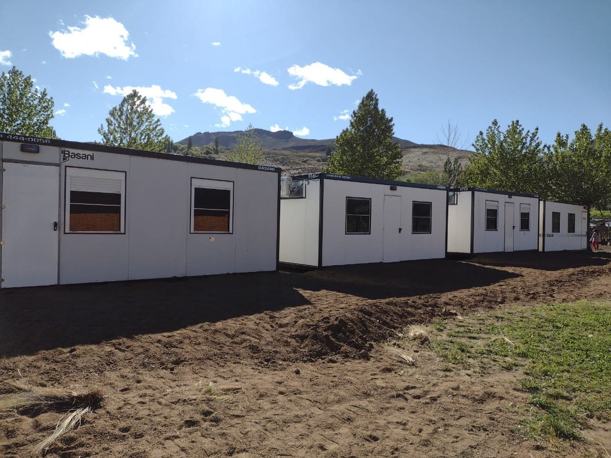 mineducacionqn's tweet photo. #PiloLil | Mientras crece el sueño de ampliación de la escuela, los acuerdos locales con la Comisión de Fomento de Pilo Lil, las familias, y las y los docentes, nos permiten realizar acciones para que los niños y niñas no pierdan el vínculo pedagógico. https://t.co/qtaGtwx1d5