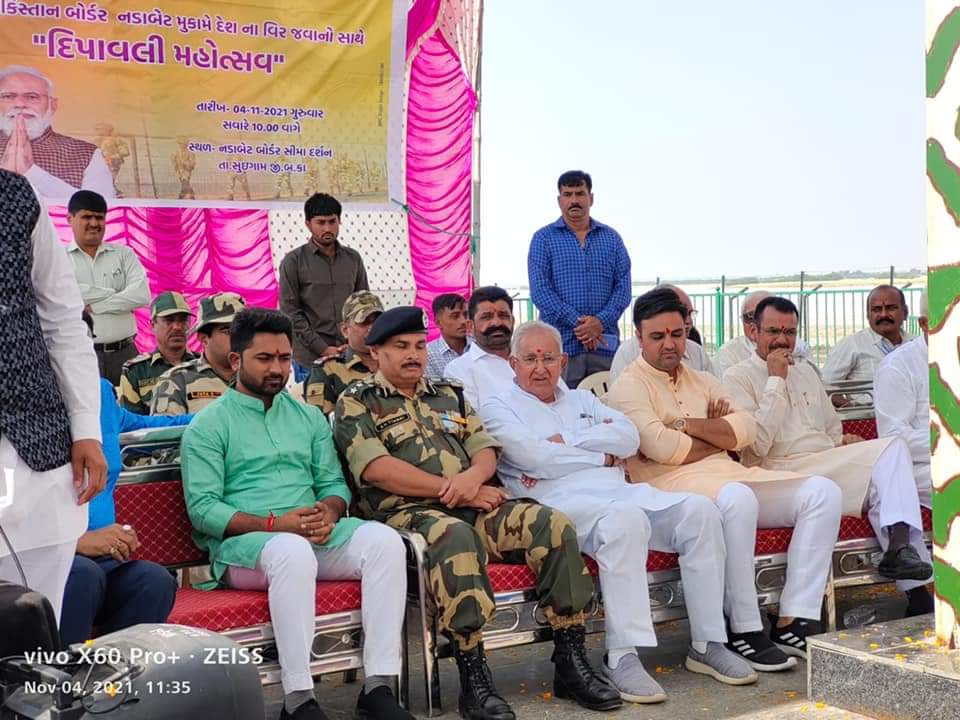 inareshthakor's tweet photo. "सेवा ही संगठन"
આજ રોજ દિવાળીના પાવન પર્વ નિમિત્તે #BJYM બનાસકાંઠા જિલ્લા દ્વારા નડાબેટ ભારત-પાકિસ્તાન બોર્ડર પર આપણા વીર જવાનો સાથે દિવાળીના પાવન પર્વની ઉજવણી કરવામાં આવી.ત્યારબાદ બોર્ડર પરની અંબાજી(BOP) પોસ્ટ પર જઈ જવાનો સાથે જવાનોના હાથનું ભોજન કરવાનો અવસર પ્રાપ્ત થયો
#Diwali https://t.co/o1SG87En8p