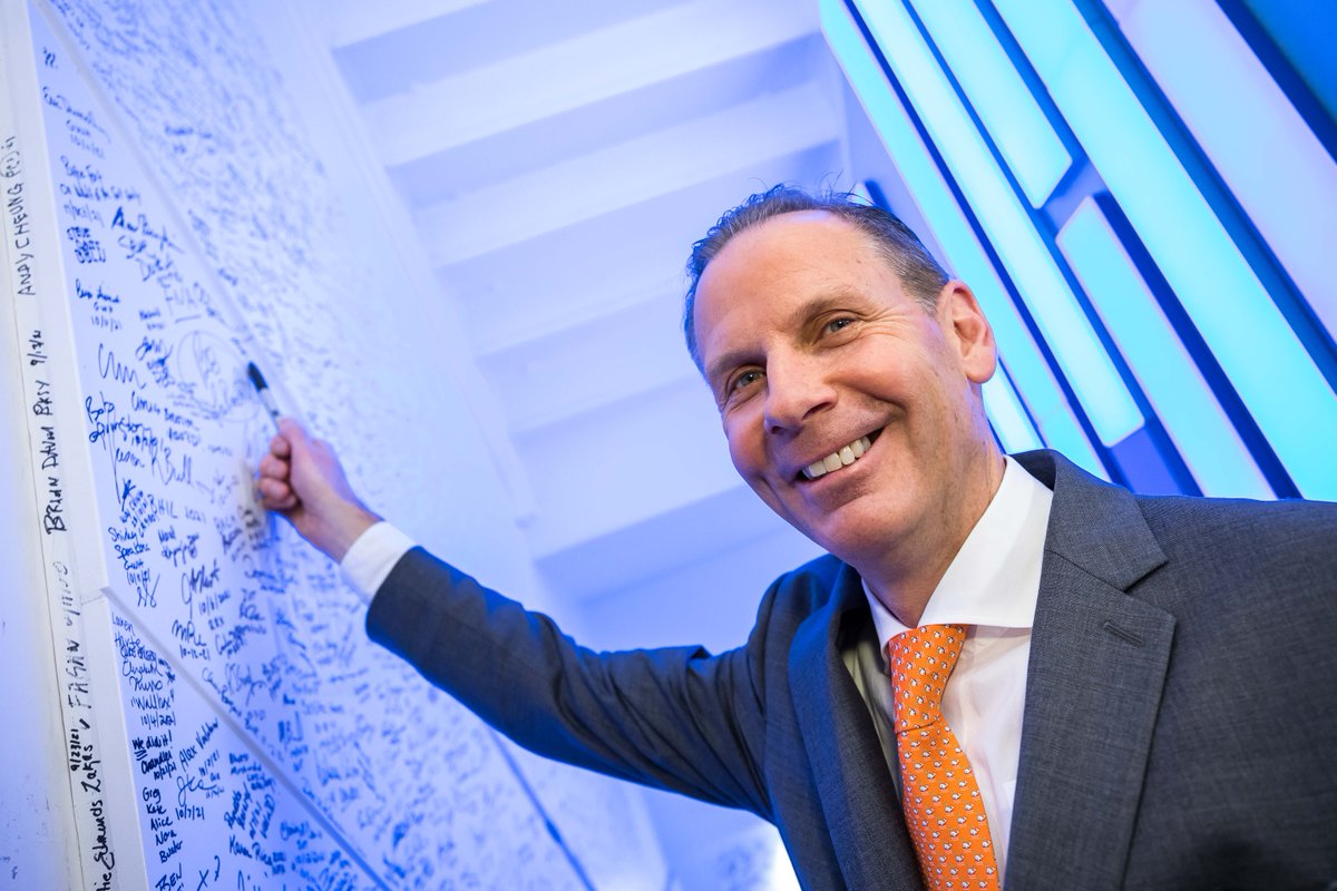 Congratulations to <a href="/MartinSchroeter/">Martin Schroeter</a> and the whole <a href="/Kyndryl/">Kyndryl</a> team on its successful spin-off today 🎉 We're so thrilled to welcome you into our #NYSECommunity 🏛 $KD