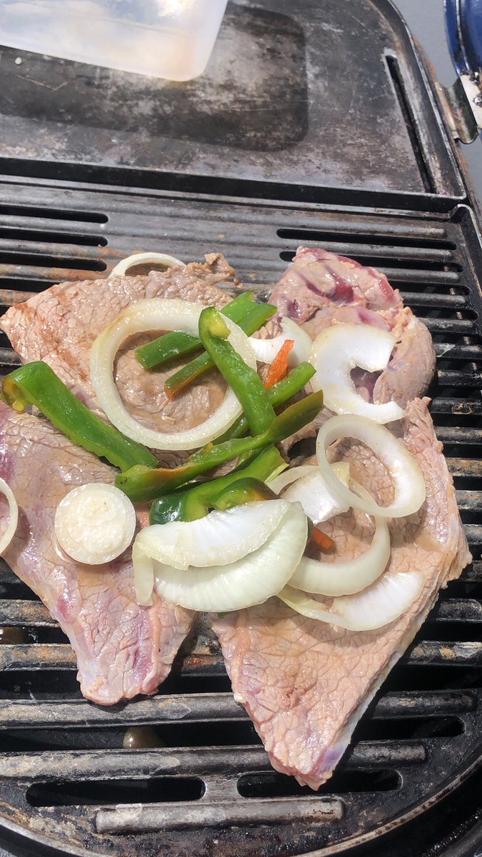 CarluGran's tweet photo. Hoy almorzamos a la parrilla porque no hay luz.
Espero que para la noche arreglen el poste !!! #ESPH https://t.co/k9pmL1lV4j