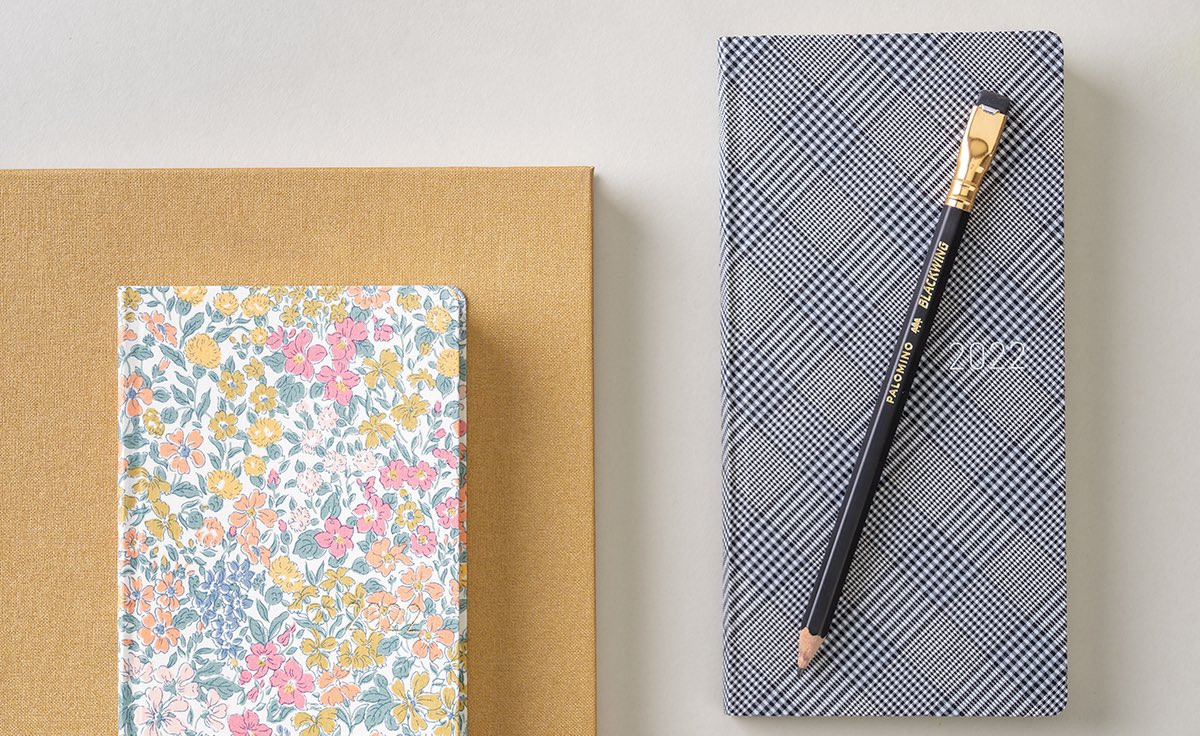 일정 관리와 휴대용 다이어리, 업무노트로 사용하기 좋은 호보니치의 weeks입니다. Liberty원단의 아름다운 디자인을 사용하여 만든 플래너로 들꽃이 가득 핀 들판을 연상시켜 생동감과 소박함이 동시에 느껴집니다. 
리버티원단은 면소재임에도 비단같은 매끄러움과 생생한 컬러 프린트가 특징입니다.