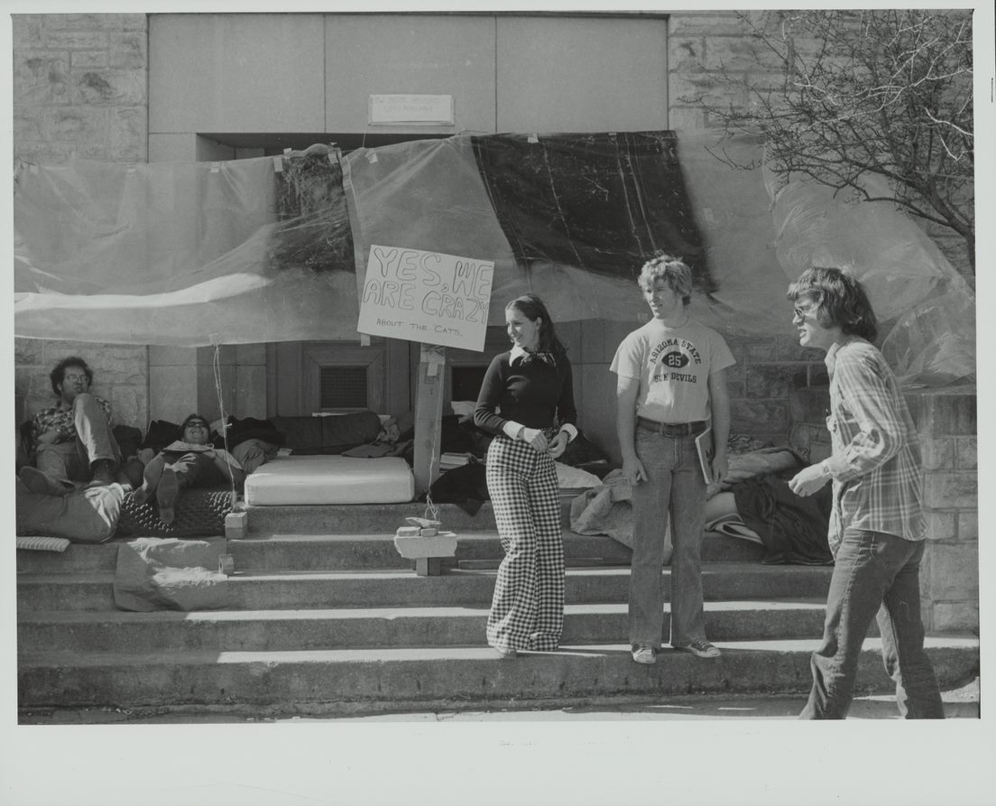kstatelibraries's tweet photo. In honor of the first men's basketball game today, here's students in 1974 waiting outside for basketball tickets. We're still crazy about the 'Cats!⁠🏀
⁠
#ButlerDigitizationLab #universityarchives #kstatelibraries https://t.co/N8sp0GfYcd