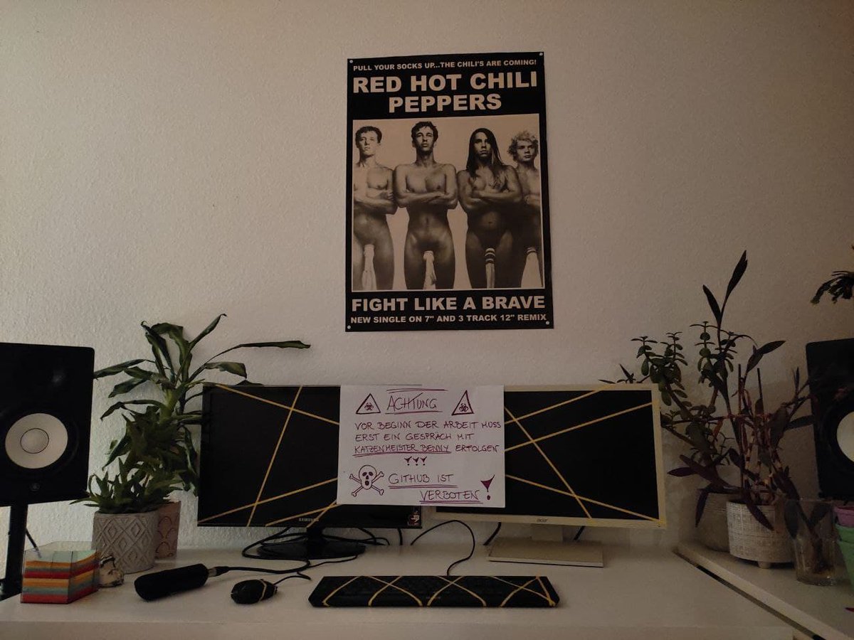 Audiolarks's tweet photo. Our leveldesigner: 
"tell alex to call me before he pulls any changes in github. It's very important..." 

my girlfriend took this very seriously😄

#GameAudio #gamemusic #indiedev #gamedev #gameDevelopment https://t.co/tQkCVPVygU