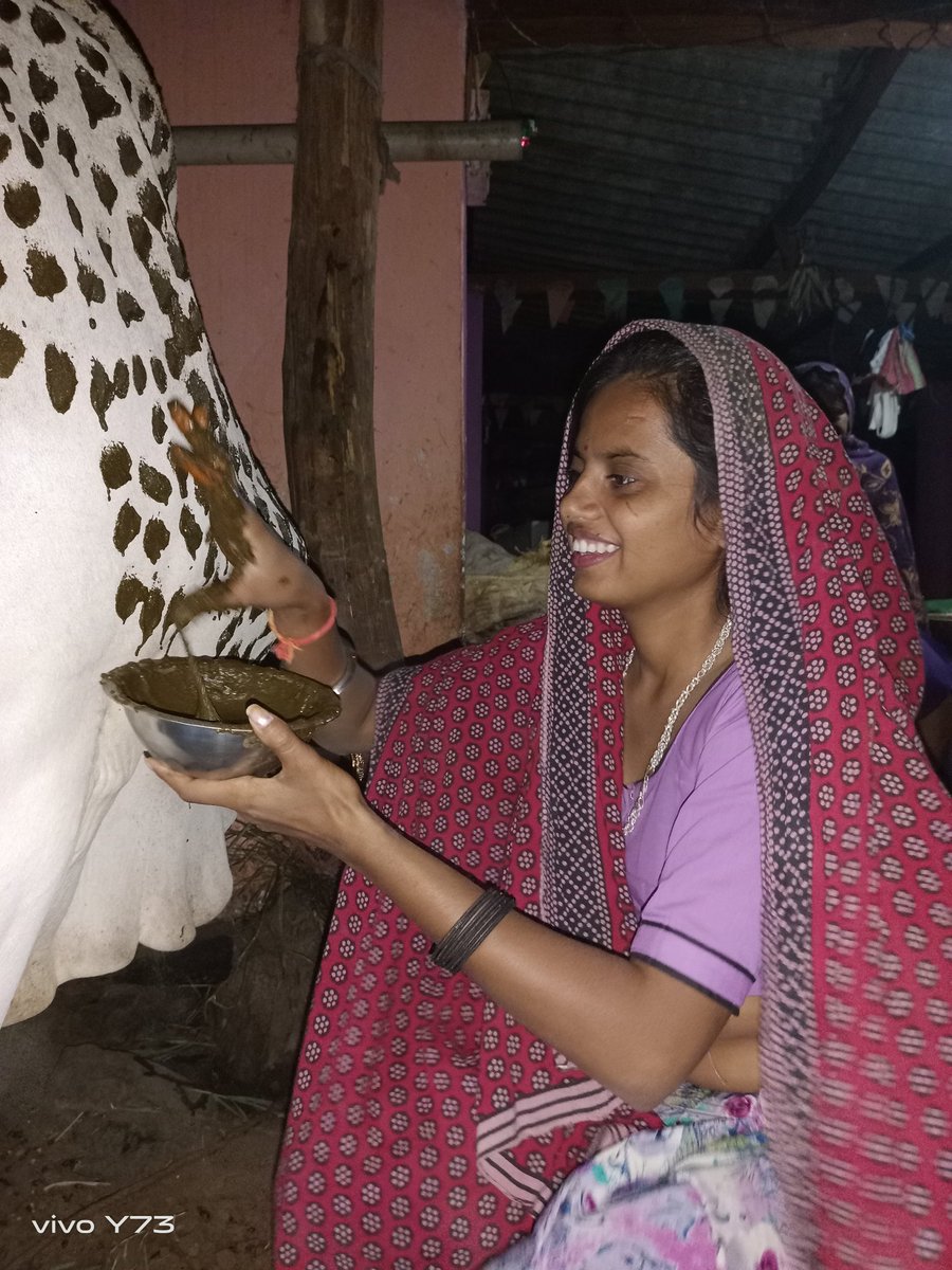 Bhagvatee_bhil's tweet photo. दिवाली का जोहार 🌴🍃

पशु और खेत वास्तविक अर्थव्यवस्था होती है ये #आदिवासियत सिखाती है 🏹🏹 https://t.co/BWiGhF3C0W