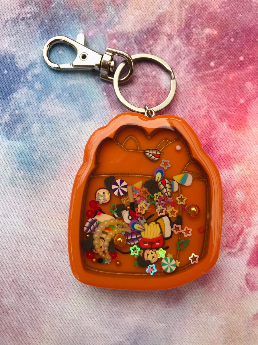Halloween Bulbasaur Shaker.  Mold by @starchildmolds
#resin #resinart  #craft #crafting #handmade  #keychain #keycharm #pokemon #pokémon #shiny #resinpieces #shinypokemon #resincharms #epoxyresin #glitter #pumpkin #halloween #shaker #cute #scary