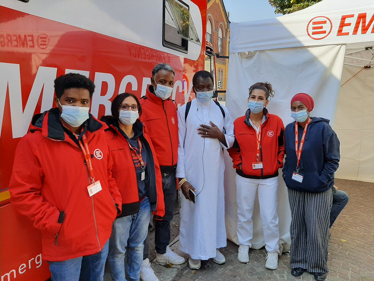 emergency_ong's tweet photo. 📷 Un incontro al nostro Politruck ci ha reso felici. Il protagonista è lui, Mohammed. Lo abbiamo conosciuto quasi un anno fa... Leggi perché, dopo mesi, abbiamo deciso di scattare questa foto con lui: https://t.co/S8pWnLW4HO #Milano #ProgrammaItalia https://t.co/Ve1ZBBeq1O