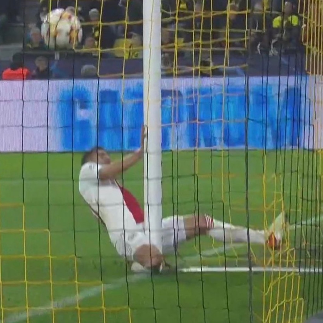 No mesmo lance, Tadic meteu uma bola na trave e outra no gol. Monstro sagrado.