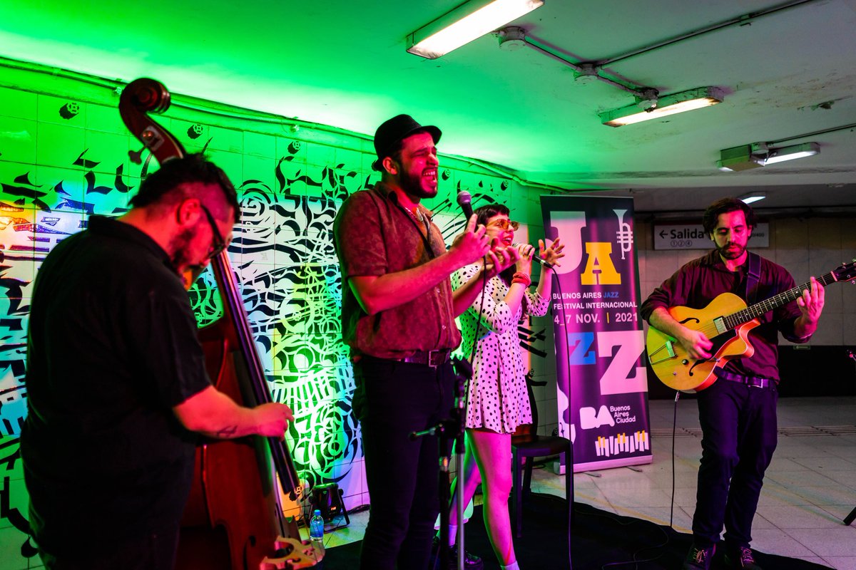 FestivalesGCBA's tweet photo. 🎷Arrancó #BAJazz y llegó al @basubte 🎻
✨Así vivimos el comienzo del Festival en la estación Carlos Pellegrini de la línea B, con el grupo La Sweet Porter 💫
🔗 Ahora buscá la programación completa acá https://t.co/xhhyvi5ENH y disfrutá lo mejor del jazz en la ciudad. https://t.co/DrMlbfkZIQ