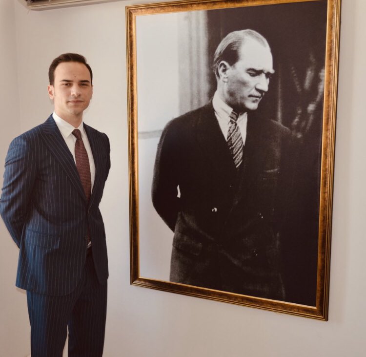 Şu gencecik yaşına ve atama bekleyen milyonlara rağmen: 30 Ağustos'ta Kaymakam olarak atanıp, 29 Ekim'de görevden alınmayı göze alan bir insana destek olmak, namusu olan herkesin borcudur.