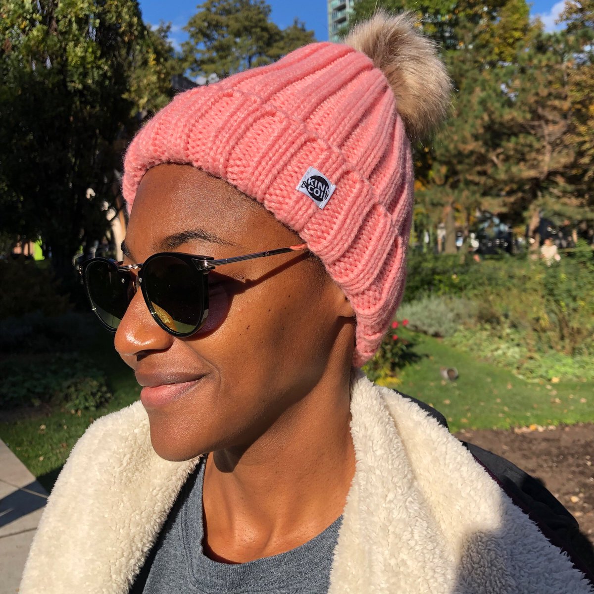 It’s getting chilly out there, but the wind doesn’t have to ruin your hair day! Our #SatinLined hats keep every strand in place while preventing dryness, frizz, and split ends. kinkandcoil.com/products/satin…
#NaturalHair #TeamNatural #ProtectiveStyle #HairCare #FallFashion