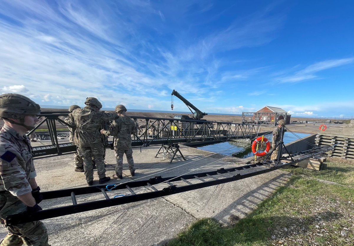 EasiBridge's tweet photo. Bridge portability - compared....
Existing systems - MAN SV/DROPS
EasiBridge - Renault Scenic👍
#EasiBridge #GetOverIt
#specialforces #Military #commando #coastguard #emergencyresponse #security #climbing #rescue #mountain #nepal #himalayas #networkrail #combat #militaryengineer https://t.co/zWyX2QfoGV