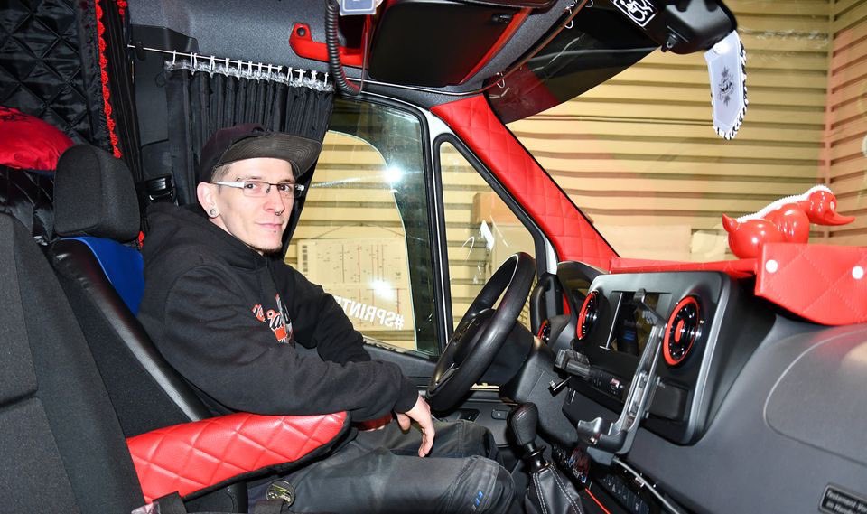 Gestern haben wir Fahrer Robert besucht. Er postet regelmäßig tolle Fotos von seinen Touren.

In der 4. Ausgabe der express erscheint ein ausführliches Portrait über Robert.

Die aktuelle Ausgabe: night-star-express.de/de/mediathek/p…

#nightstarexpress #nachtexpress #logistik #logistikheld