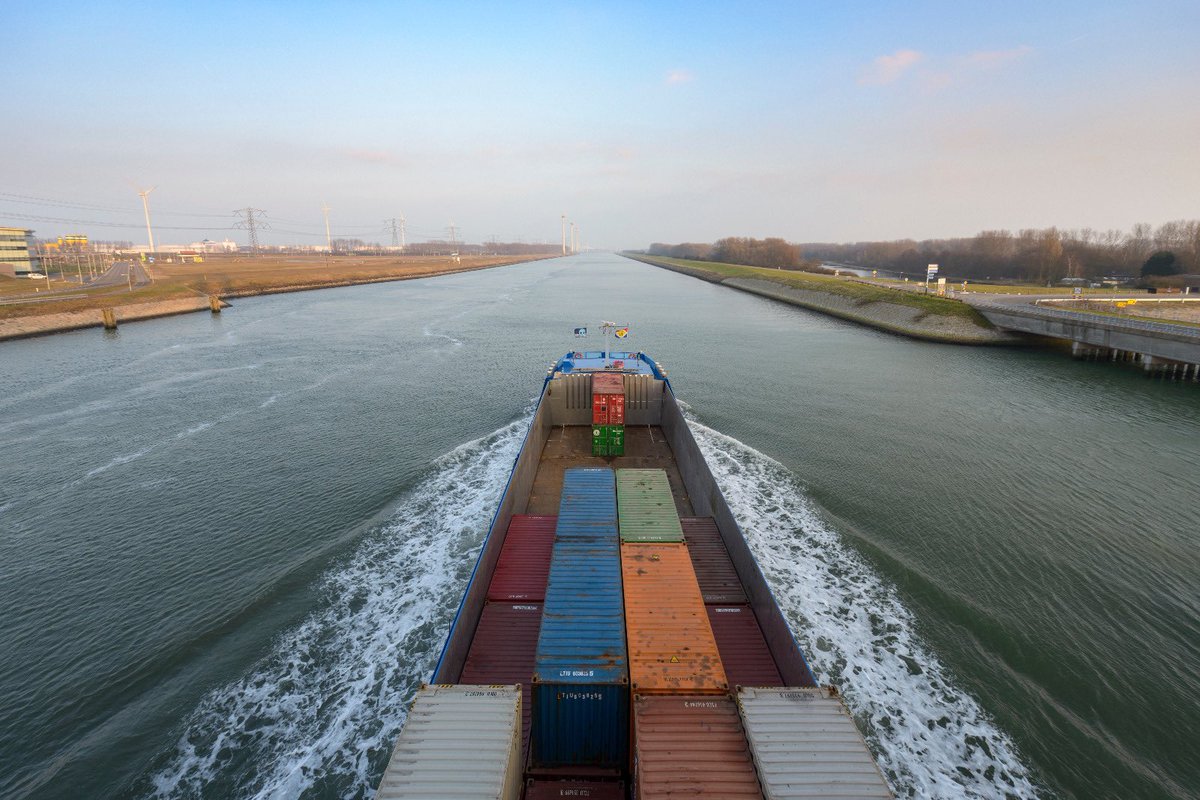 MinIenW's tweet photo. ‘Door meer transport van de weg naar water en spoor over te zetten, vermindert de druk op onze wegen. Met name op onze binnenwateren is nog ruimte genoeg’, zegt @Barbara_Visser1 tijdens #BegrotingIenW https://t.co/RpPClT0suK