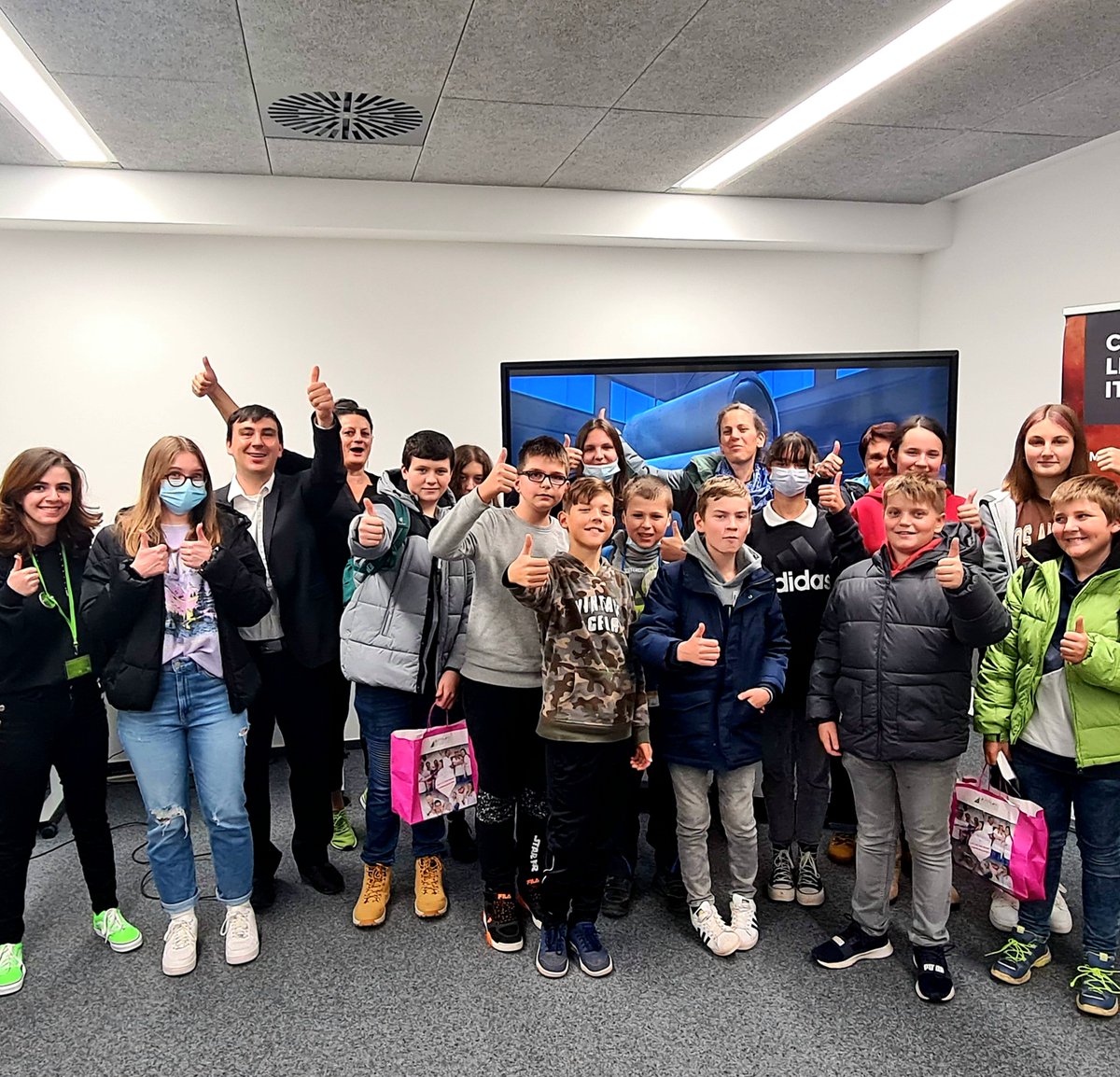 bazi1107's tweet photo. Cooler Tag heute mit 12 Schüler:innen aus der Region beim Herbstferienprogramm im #XRTZ in St. Georgen - das #greenshoesteam hat nach 2 Jahren wieder eine #CyberClassroom #Schüleruni vor Ort gerockt!
#VRcoworkers für eine #zeitgemässebildung
#twlz #XRlernparcours #VR4schools https://t.co/8j4yM2Gjse