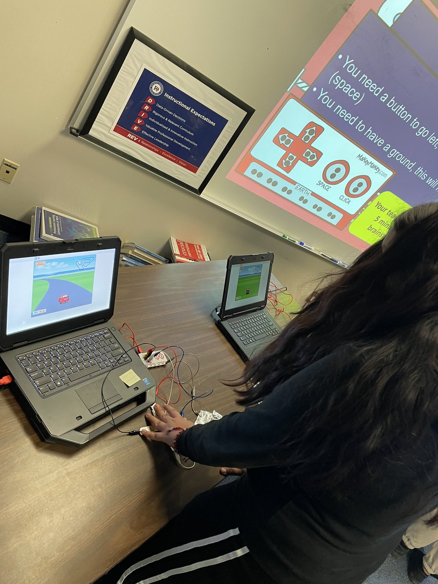 DigitalCoachA's tweet image. Race Cars and Virtual Cars! EdTalks have our kids racing into their futures! #WWJHEdTalks @WestwoodJH_RISD