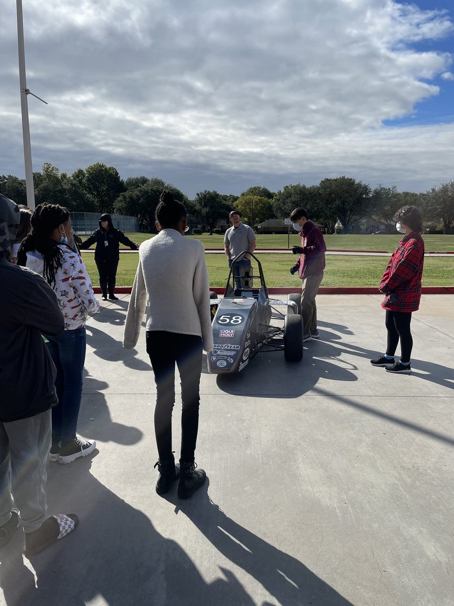 DigitalCoachA's tweet image. Race Cars and Virtual Cars! EdTalks have our kids racing into their futures! #WWJHEdTalks @WestwoodJH_RISD