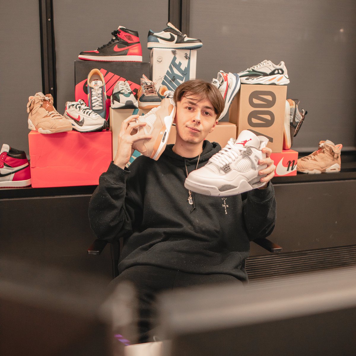 TheVic_c's tweet image. 🚨 Concours Spécial Bootcamp 

Remporte deux paires de chaussures, 1 Paire de AJ4 Oreo et 1 Paire de AJ4 Shimmer! 

Pour participer, #RT et Follow @kikikickz, @TheVic_c, @zqFTN, @AndilexFN, @nayteFN et @JoLaVanille 

TAS dans 1 semaine 🔥