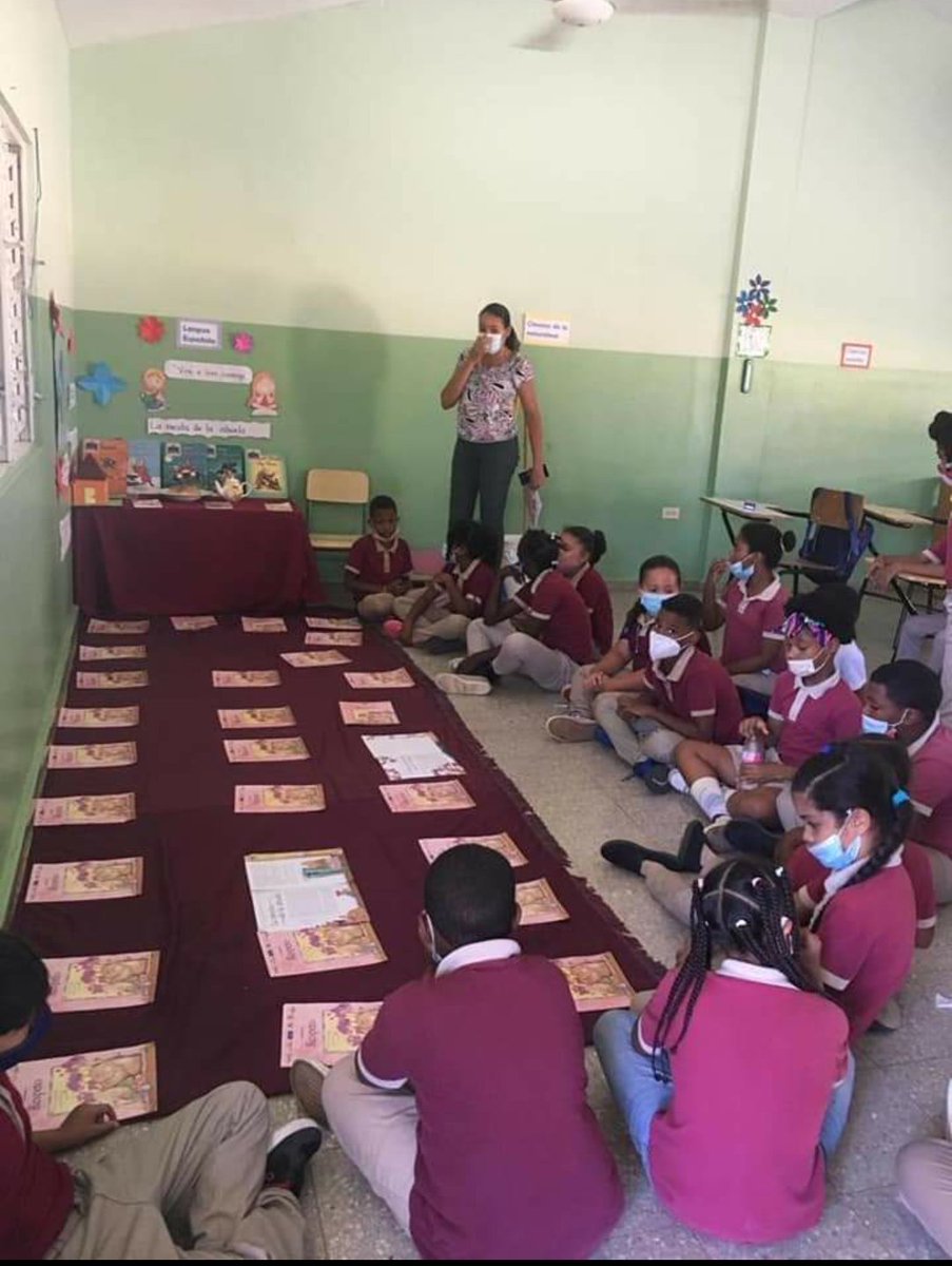 Isaacdrfund's tweet photo. Inside the huddle with Miss. Gomez and her math students.
@oiselle_team @Dr_Elna
#community #outreach #charity #givingback #braforgirls #education #teachers #eduationforall #humanity #pickykids #womenhelpingwomen https://t.co/bQthcbuKZP