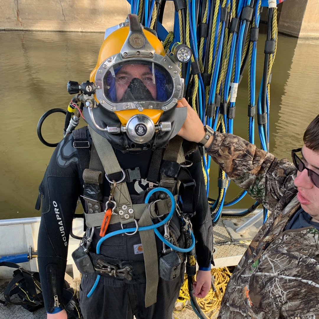 DiversInstitute's tweet photo. DIT grad, Nick McFeters Class 101-21, on one of his first dives with EcoAnalysts. Nick is working on the Mississippi receiving clams from the bottom. #diversinstitute #diveschool #ditgrads #commercialdiver #commercialdiving #underwaterwelding #hardhatdiver #goals #adventure https://t.co/GlKs9ONedk