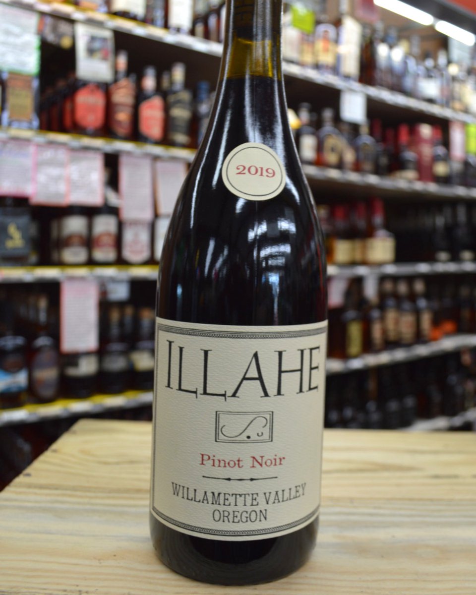 🍷 2019 <a href="/illahevineyards/">Illahe Vineyards</a> Pinot Noir has aromas of strawberry, tamarind, and blackberry that broaden along the palate to include chalk, tobacco leaf, chocolate, and earth. The wine retains its velvet mouthfeel through a process of clarification by racking!
.
#shopatdps