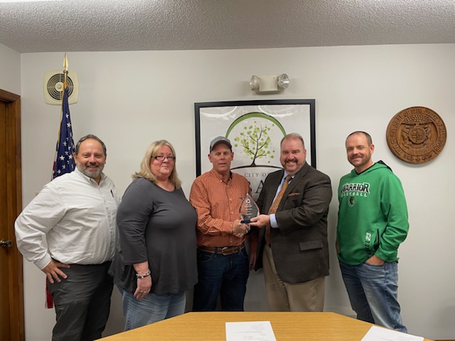 MPUA visited Albany, MO this week to recognize Rob Noble (recently retired as utility dir.) with its 2021 Honor Award, for his 40-yrs of outstanding work, bringing credit to all our #MoMunis. Congratulations, Rob!