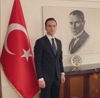 27 yaşında, atanalı 2 ay olmadan sırf Atatürk ve Cumhuriyet'i övdüğü için açığa alınan genç Kaymakam'a destek olalım. <a href="/miakbulut/">Miraç AKBULUT</a>

#KaymakamMiraçBiziz
B U R A Y A K A D A R