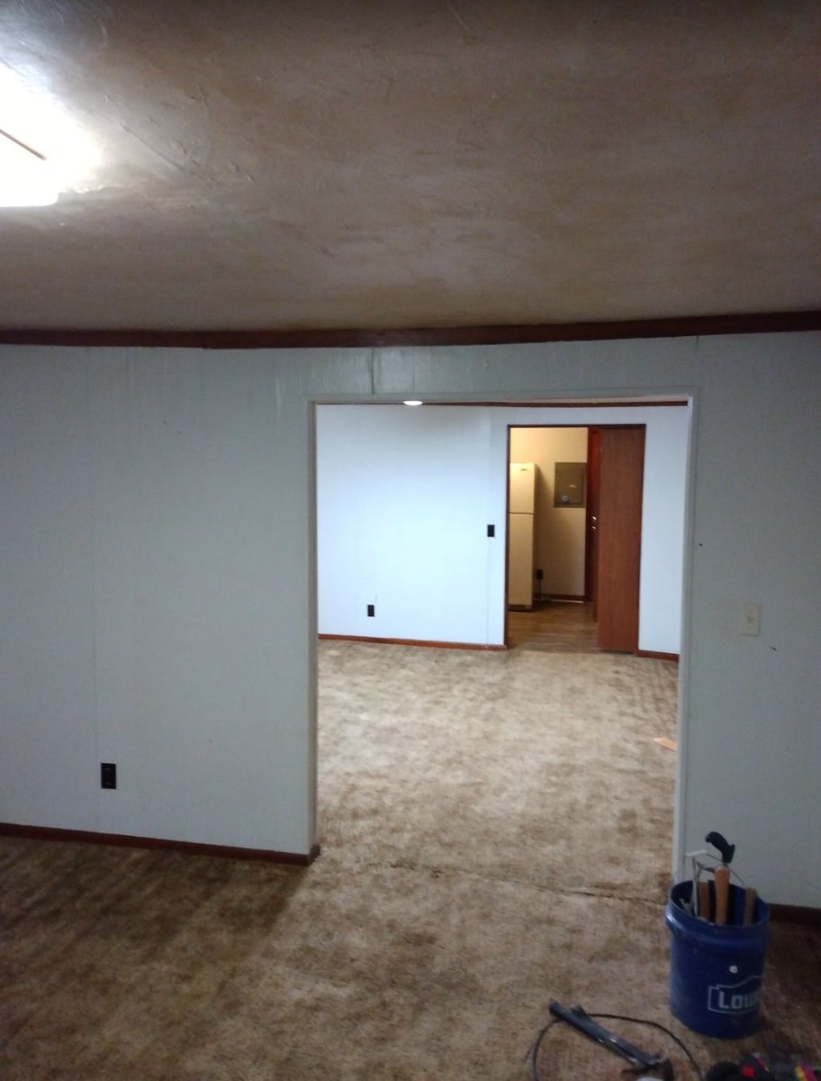 luk3thomas's tweet photo. Wobbly floors, wood paneling, carpet, everything 1970s. This is my new project for the next few months 😃 https://t.co/54muv2OPpF
