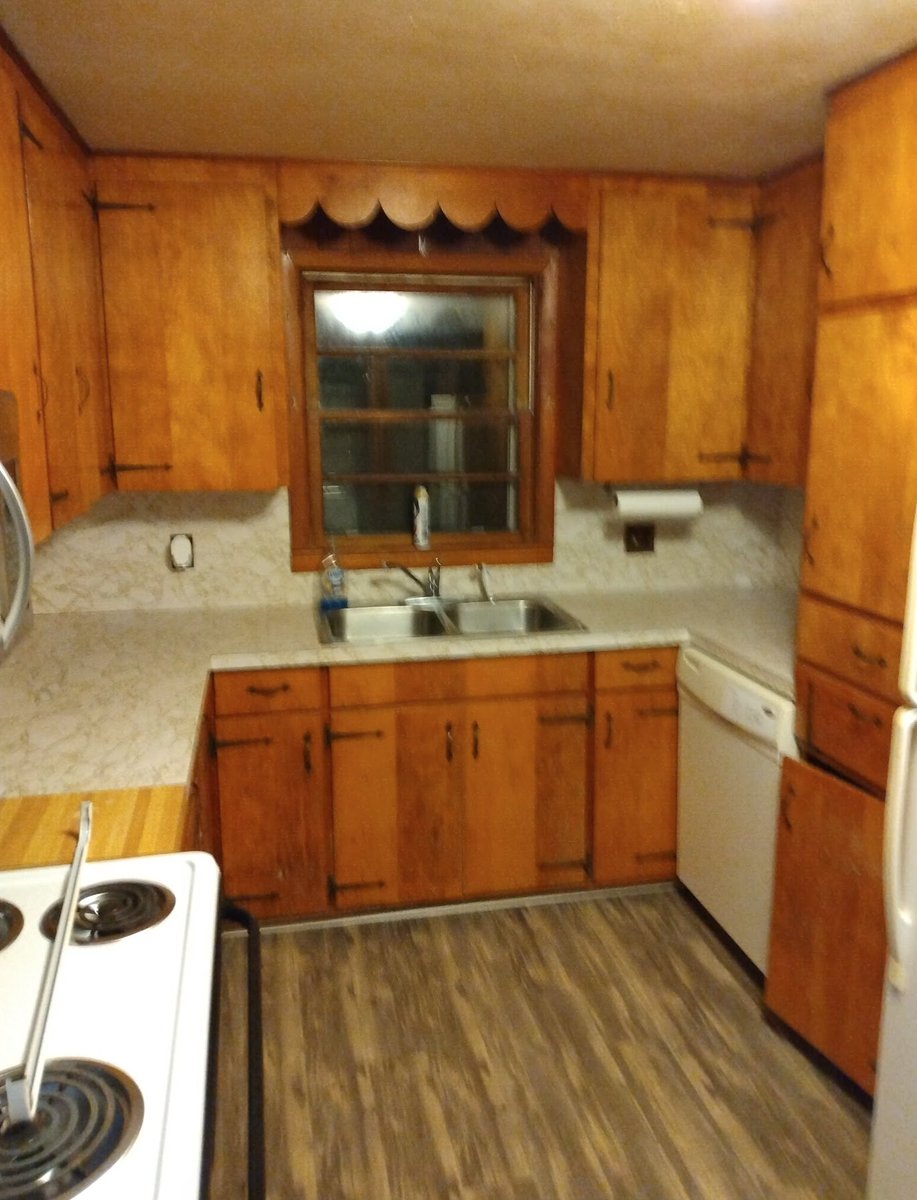 luk3thomas's tweet photo. Wobbly floors, wood paneling, carpet, everything 1970s. This is my new project for the next few months 😃 https://t.co/54muv2OPpF
