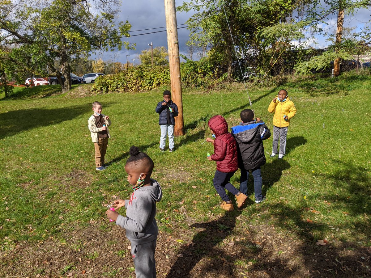 EarthworksCFY's tweet photo. Exploring air and weather through observing bubbles in the wind with @RCSDAMDA https://t.co/wSY4XmX8D3