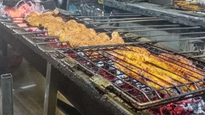 SheikhRazaPasha's tweet photo. اس جگہ کھانا کھانے میں جو مزہ ہے وہ اور کہیں نہیں
#Grilled_Fish #Malai_Boti 😋 https://t.co/O79BhqY5kp
