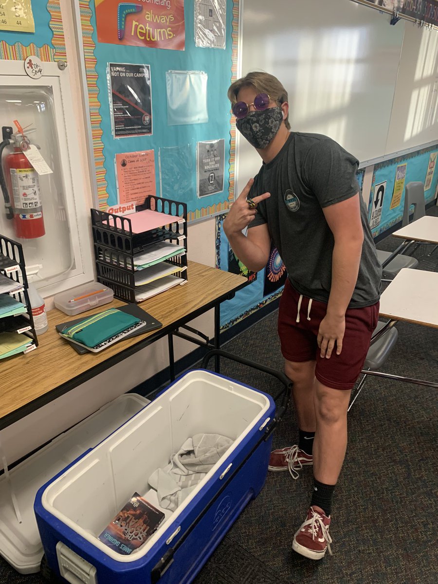 MrsGuzman2's tweet photo. Keeping learning HOT while staying COOL!!!! #anythingbutabackpackday @SantiagoSharks https://t.co/3nBDA7fmk7