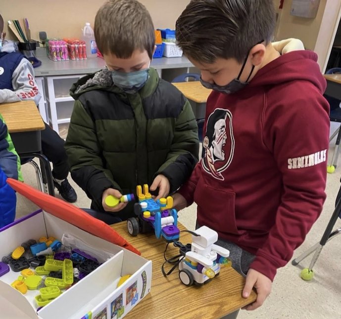 BayTech2's tweet photo. What would you build?  So many possibilities with #MakerSpace in our schools.  Students use critical thinking skills in order to create the perfect robot. https://t.co/4NBEhTYyAj