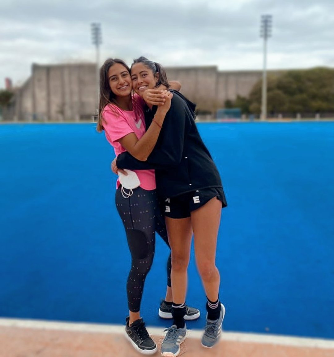AndresPando_'s tweet photo. Las Leoncitas definieron su lista para el Mundial que se va a jugar en diciembre en Sudáfrica. Hay doble alegría para la familia Raposo: a Valentina (plata en Tokio 2020 con Las Leonas) se le suma Camila. Sueño cumplido para las hermanas salteñas. #Hockey https://t.co/9TnthHGedc