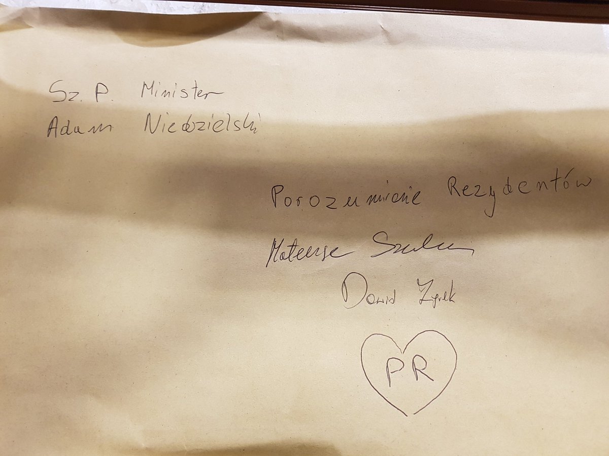 Koperta zawierająca ponad 9000 podpisów przeciwko likwidacji stażu podyplomowego już dotarła do kancelarii <a href="/a_niedzielski/">Adaś N.</a>. Mamy nadzieję, że komentarze zawarte w petycji pomogą <a href="/MZ_GOV_PL/">Ministerstwo Zdrowia</a> w podjęciu właściwej decyzji i otworzą drogę do szerszej dyskusji w tym temacie.