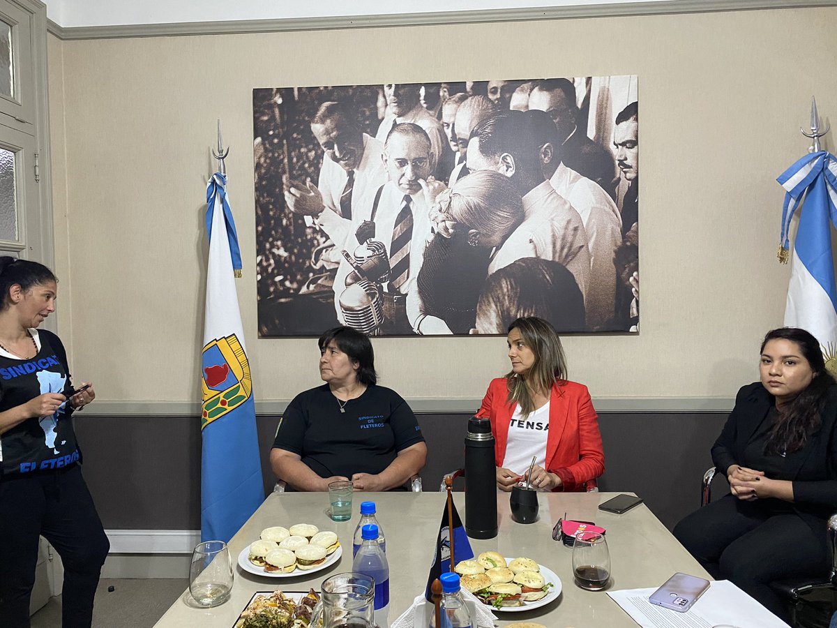 siunfletraok's tweet photo. 🚻La Secretaría de la Mujer y de Género del SIUNFLETRA recibió la visita de @MalenaMassa, quien intercambió experiencias con las compañeras fleteras en torno a la agenda de Género, cupo laboral y condiciones de trabajo, entre otros temas. https://t.co/2M4BlX8xPp