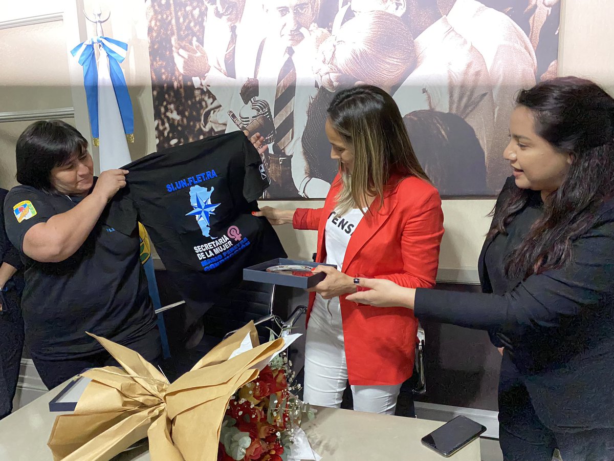 siunfletraok's tweet photo. 🚻La Secretaría de la Mujer y de Género del SIUNFLETRA recibió la visita de @MalenaMassa, quien intercambió experiencias con las compañeras fleteras en torno a la agenda de Género, cupo laboral y condiciones de trabajo, entre otros temas. https://t.co/2M4BlX8xPp